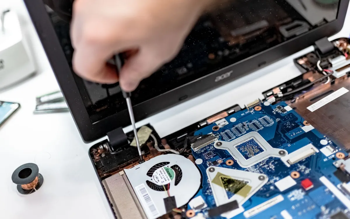 Τεχνικός ελέγχει τα εσωτερικά εξαρτήματα laptop